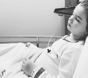 Bác sĩ chẩn đoán sai khiến bé gái 3 tuổi bị hóc bỏng ngô suýt chết