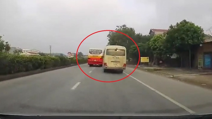 Clip: Hãi hùng cảnh xe buýt và xe khách đánh võng truy đuổi nhau trên quốc lộ 5