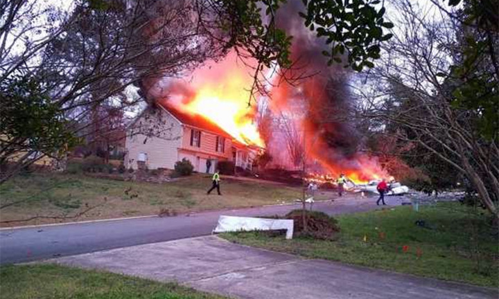 Máy bay đâm thẳng vào nhà dân ở Mỹ