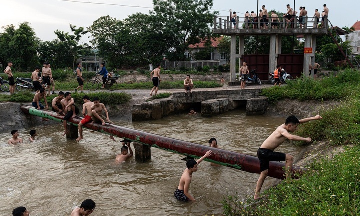 Clip: Nóng 40 độ C, hàng trăm thanh thiếu niên rủ nhau giải nhiệt trên kênh thủy lợi ở Hà Nội