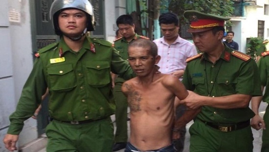 Kẻ ngáo đá cầm hung khí xông vào nhà dân cố thủ 