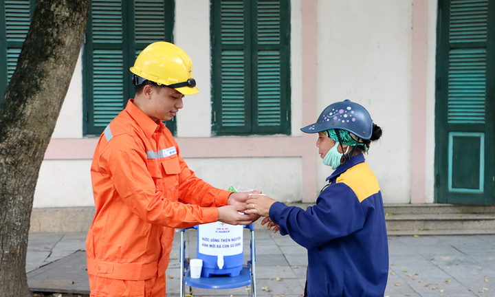 Bình nước miễn phí – mát lòng ngày hè