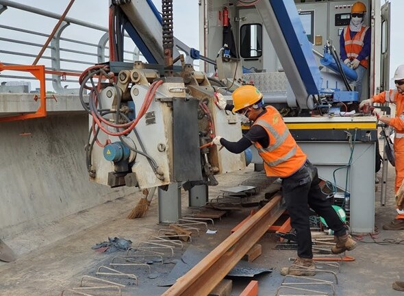 Cận cảnh ghép nối ray bằng công nghệ tối tân nhất thế giới ở tuyến đường sắt Nhổn - ga Hà Nội