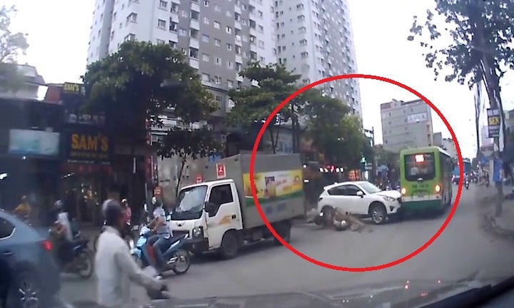 Clip: Hãi hùng cảnh xe CX5 hóa 'xe điên', tông cả loạt xe máy khi băng qua đường ở Hà Nội