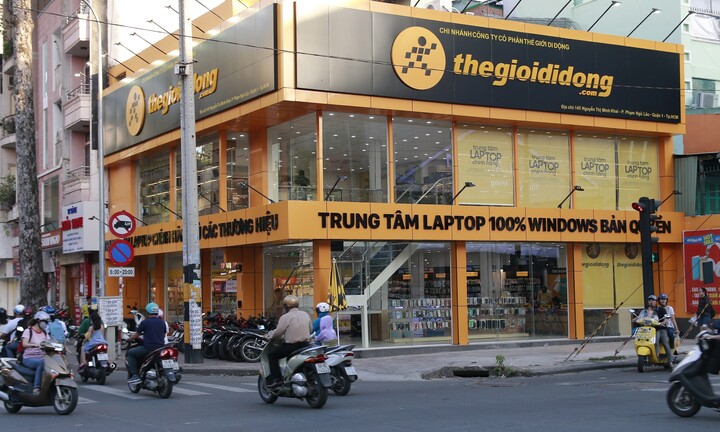 Đột nhập cửa hàng 'siêu to khổng lồ' bán laptop chính hãng của Thế Giới Di Động