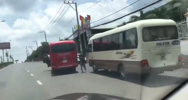 Tước bằng lái 2 tài xế thí mạng hàng chục hành khách để rượt đuổi, hỗn chiến