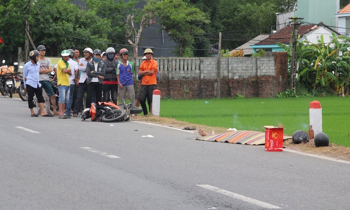 Tránh người phụ nữ đi xe đạp, đôi nam nữ chạy xe máy đâm vào cột mốc bên đường thương vong