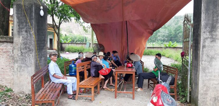 Tiền đền bù không đủ mua chỗ ở mới, dân Sóc Sơn lại chặn xe vào bãi rác Nam Sơn