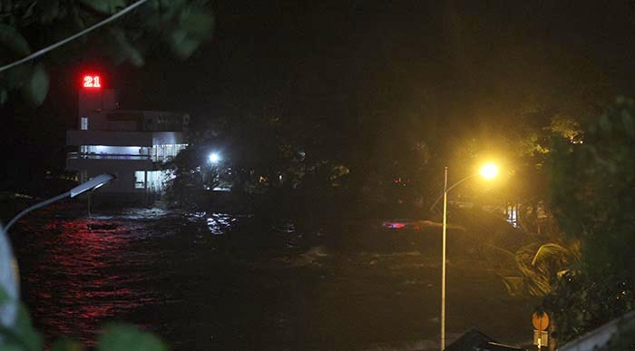 Video: Hình ảnh đầu tiên bão số 2 đổ bộ vào Đồ Sơn, Hải Phòng