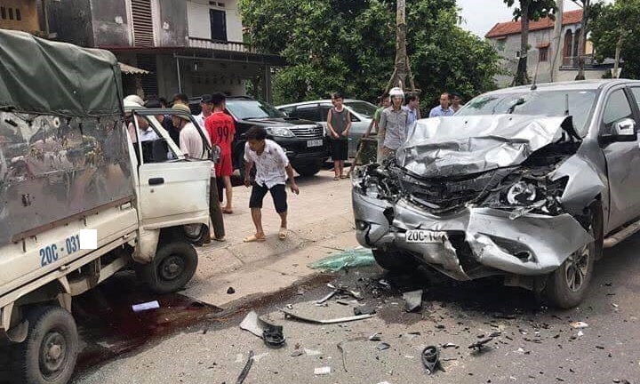 Xe tải bay lên không trung sau cú đấu đầu, tài xế thiệt mạng
