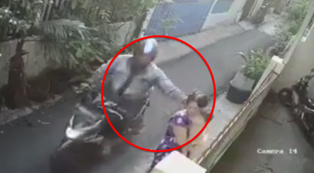 Clip: Bị giật dây chuyền, người phụ nữ bế cháu bé ngã đập đầu xuống đường