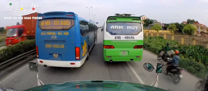 Clip: Coi thường luật pháp, hai xe khách ngang nhiên dừng đỗ giữa quốc lộ, mặc các xe nhấn còi xin vượt