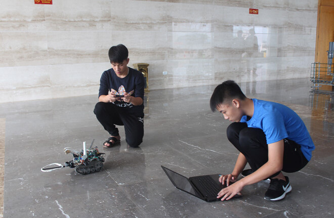 Nam sinh Quảng Ninh chế tạo robot dò mìn