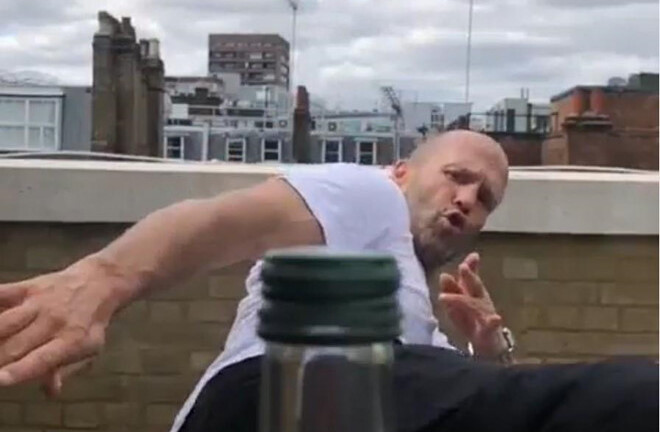 Giới trẻ thích thú với thử thách xoay người đá bay nắp chai