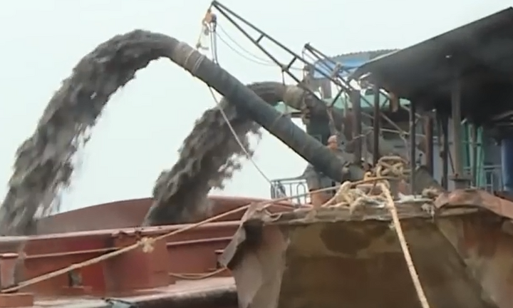 Cát tặc ngang nhiên vươn 'vòi bạch tuộc' hút cát ở Ba Vì, chính quyền bó tay