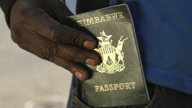 Đất nước nơi người dân không thể xuất ngoại vì thiếu tiền mua mực, giấy in hộ chiếu