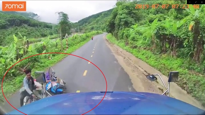 Clip: Đi xe dàn hàng ngang, hai người đàn ông suýt chết dưới bánh xe container