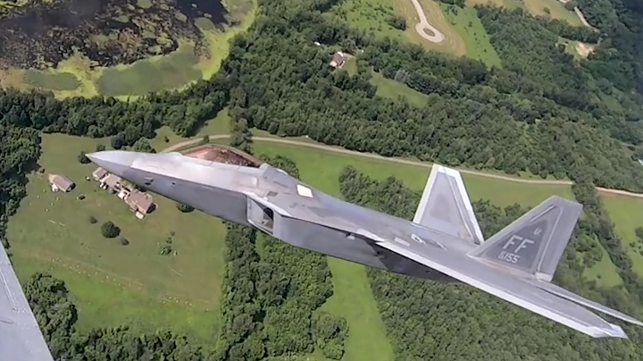 Video: Xem F-22 lượn cùng tiêm kích thời Thế chiến II của Mỹ