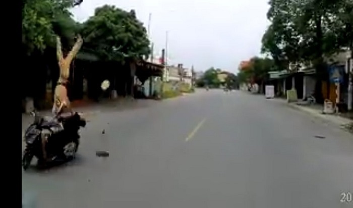 Bị xe máy lao như bay hất văng lên không trung, chiến sỹ CSGT Hải Phòng nguy kịch