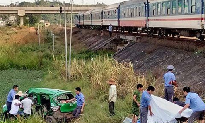 Taxi va chạm tàu hỏa, 5 người thương vong