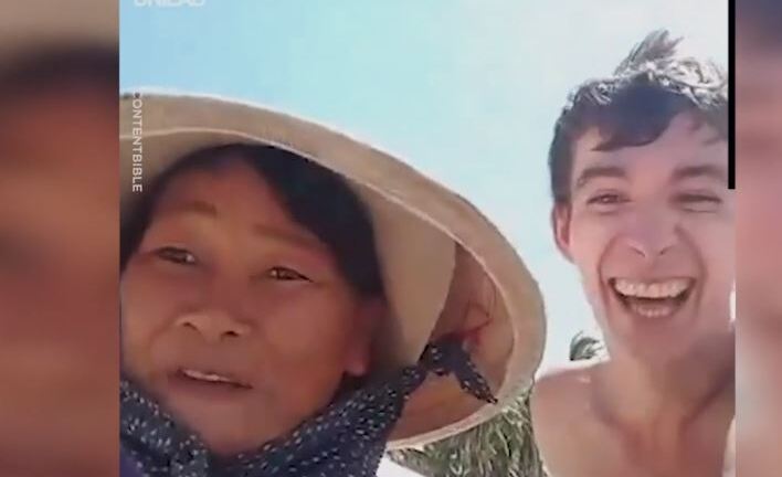 Clip: Người phụ nữ bán hàng rong và màn chào mời khiến khách Tây cười ngặt nghẽo