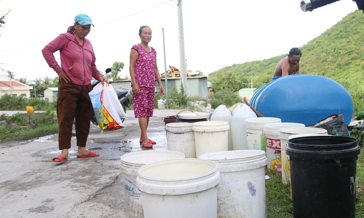 Thiếu nước trầm trọng, dân xã đảo ở Quảng Nam mang thùng vượt hàng cây số hứng nước suối trong đêm