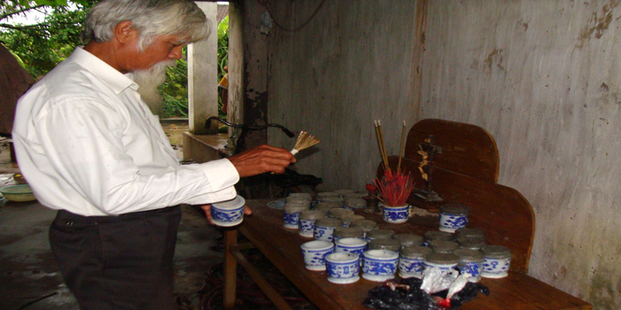 Người đàn ông kỳ dị: Câu cá toàn dính xác chết và cuộc rình mò người ném hài nhi xuống sông