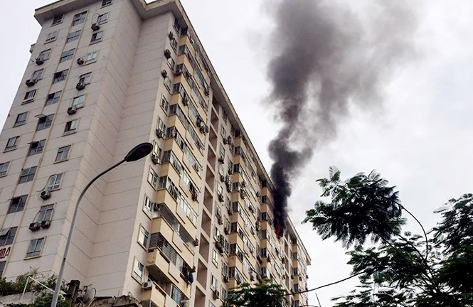 Hiện trường chung cư 17 tầng ở Hà Nội bốc cháy, cư dân hoảng sợ tháo chạy