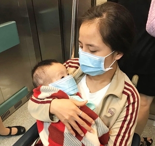 Nỗi đau xé ruột của mẹ đơn thân nhìn con trai 10 tháng tuổi đau đớn với nhiều vết lở loét khắp người