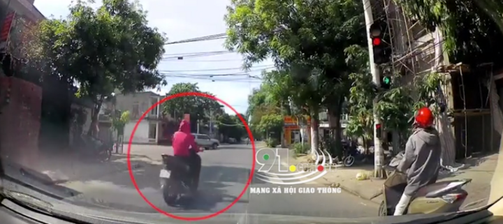 Clip: Vượt đèn đỏ, người phụ nữ bị xe ô tô tông văng lên nắp capo