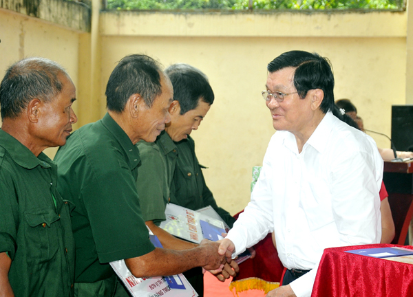 Video: Nguyên Chủ tịch nước Trương Tấn Sang trao 276 căn nhà tặng cựu binh Vị Xuyên