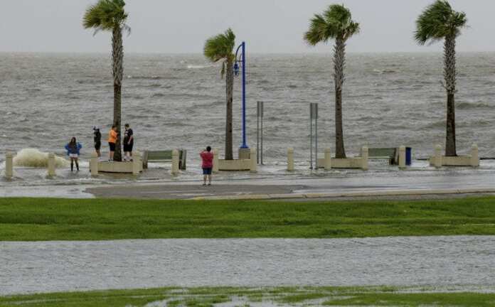 Bão nhiệt đới đe dọa gây lũ lụt nghiêm trọng đổ bộ miền Nam nước Mỹ