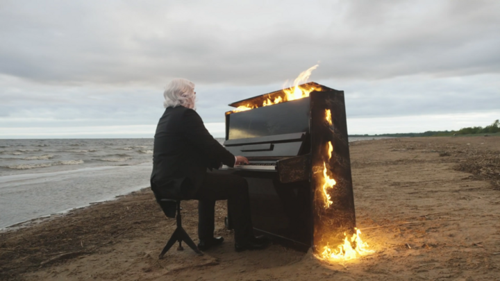 Clip: Nghệ sĩ mù người Nga chơi đàn cùng chiếc piano bốc cháy dữ dội