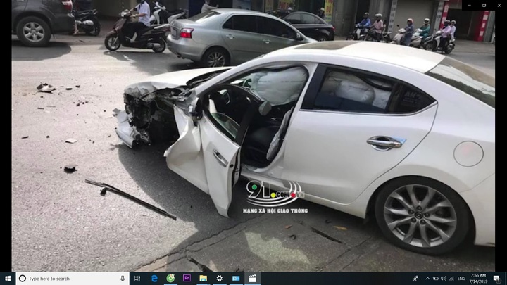 Clip: Vào cua, ô tô con lấn làn tông xe đầu kéo, tài xế thoát chết trong gang tấc