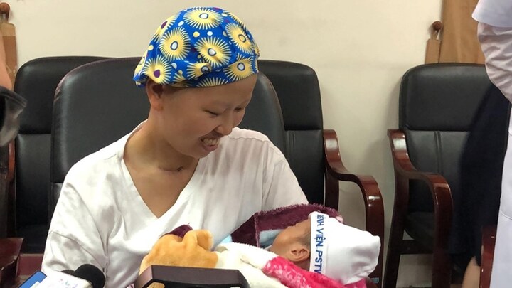 Bé Bình An, con trai sản phụ ung thư giai đoạn cuối xuất viện