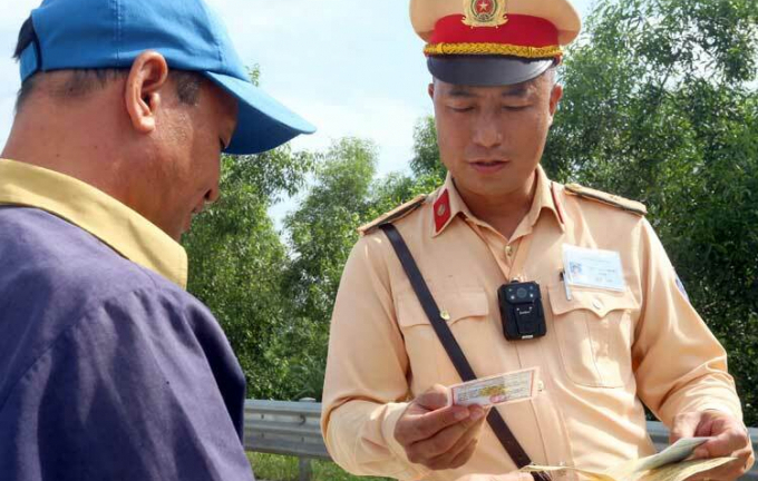 CSGT Hà Nội lần đầu dùng 'mắt thần' gắn ngực ghi hình lái xe vi phạm
