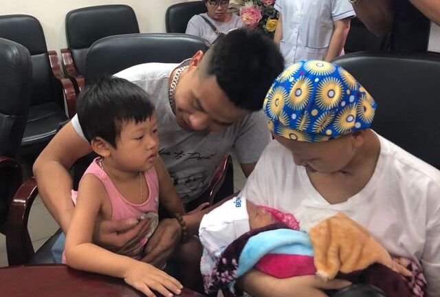 Video: Mẹ ung thư bế con trai xuất viện sau 2 tháng trị bệnh