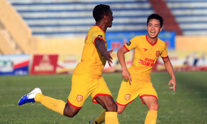 Trung vệ Nam Định ghi bàn thắng đẹp nhất vòng 15 V-League
