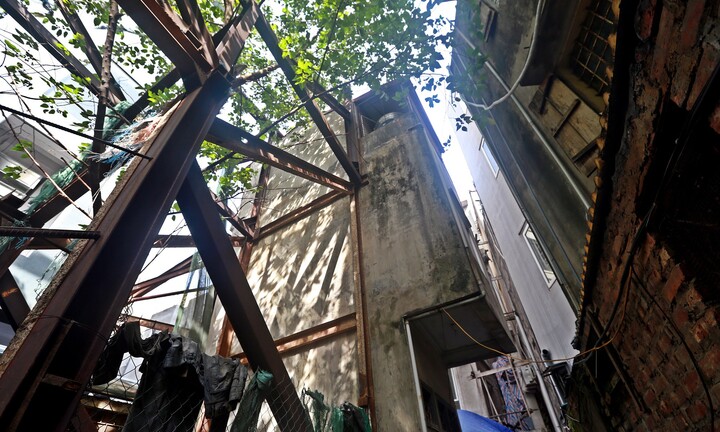 Video: Hàng chục nhà dân xiêu vẹo, phải 'chống nạng' sắt vào chung cư ở Hà Nội