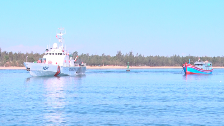 Đưa 6 ngư dân lênh đênh ở Hoàng Sa suốt nửa tháng trời vào đất liền