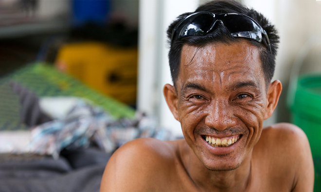 Người đàn ông liệt nửa người lái máy xúc ở Bình Dương