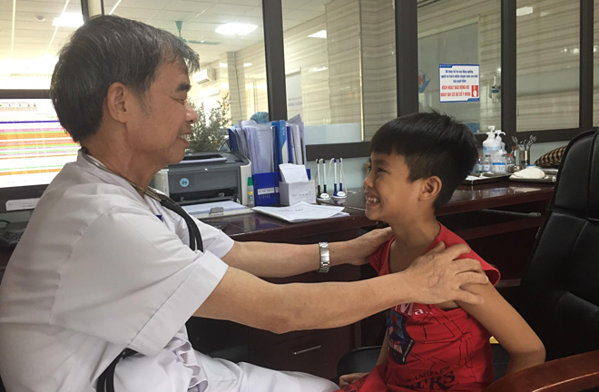 Bé trai bị liệt cơ mặt do ngủ lạnh ban đêm