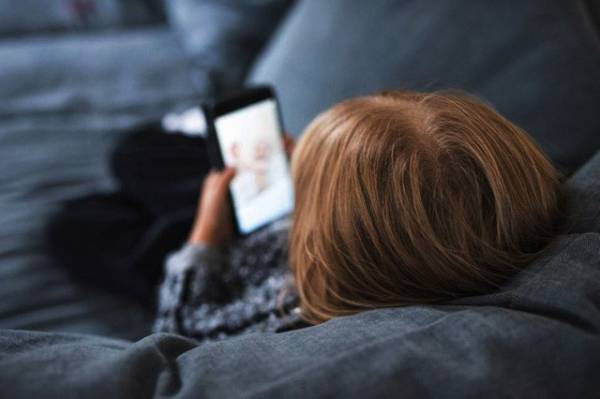 Nằm xem điện thoại một chỗ, cậu bé 12 tuổi bị đột quỵ