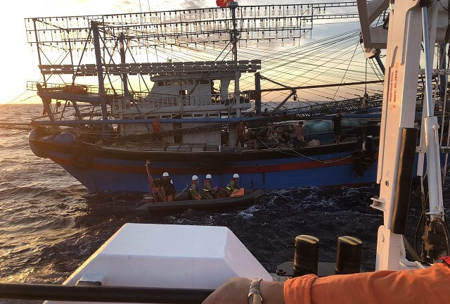 Phát hiện hai thi thể gần khu vực tàu đánh cá Nghệ An bị đâm chìm