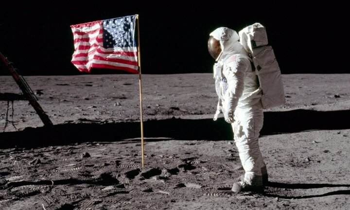 Cờ Mỹ phấp phới trên Mặt Trăng dù không có không khí, NASA bị nghi làm giả cuộc đổ bộ lịch sử