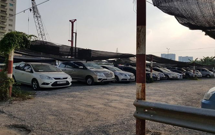 Sử dụng đất công làm bãi giữ xe trái phép, không ai dám động vào ở Hà Nội