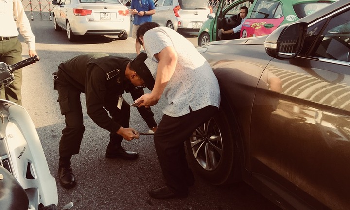 Sự thật nam tài xế cho khách đi nhờ xe bị nhân viên an ninh sân bay Vinh chặn đầu rồi khóa bánh ô tô