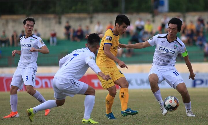 Tuấn Anh lập siêu phẩm sau 4 năm 7 tháng, HAGL thắng nghẹt thở SLNA