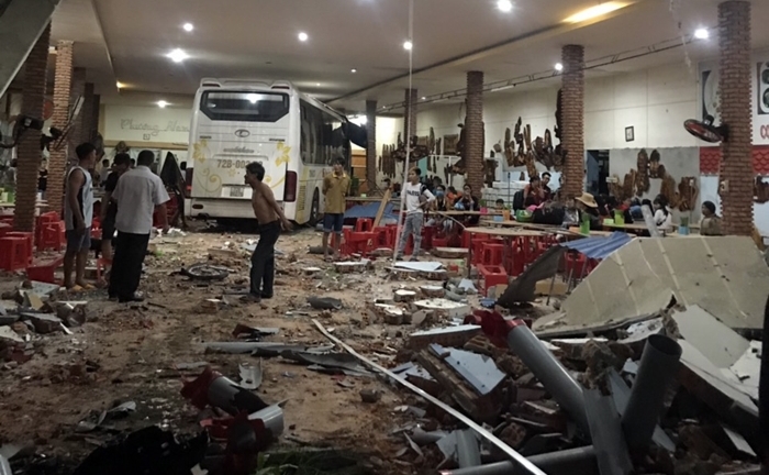 Xe khách tông chết người đi xe máy rồi lao thẳng quán cơm ven đường