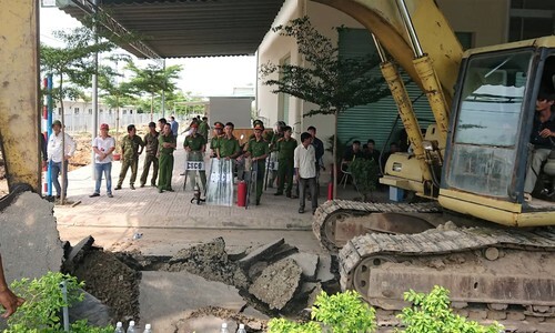 Video: Hơn trăm cảnh sát bảo vệ cưỡng chế khu đất công ty Alibaba rao bán